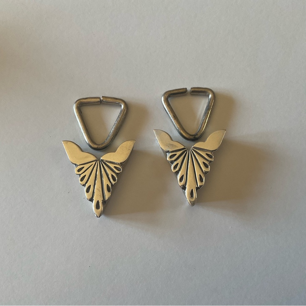 Silver collar tabs.